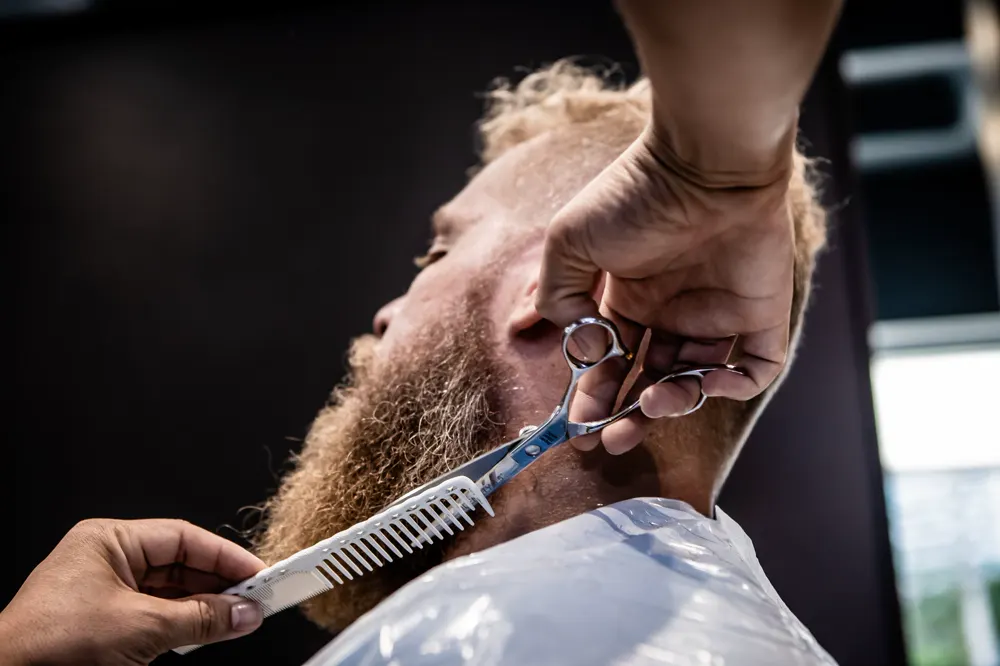 Barba larga perfilada con tijera y peine