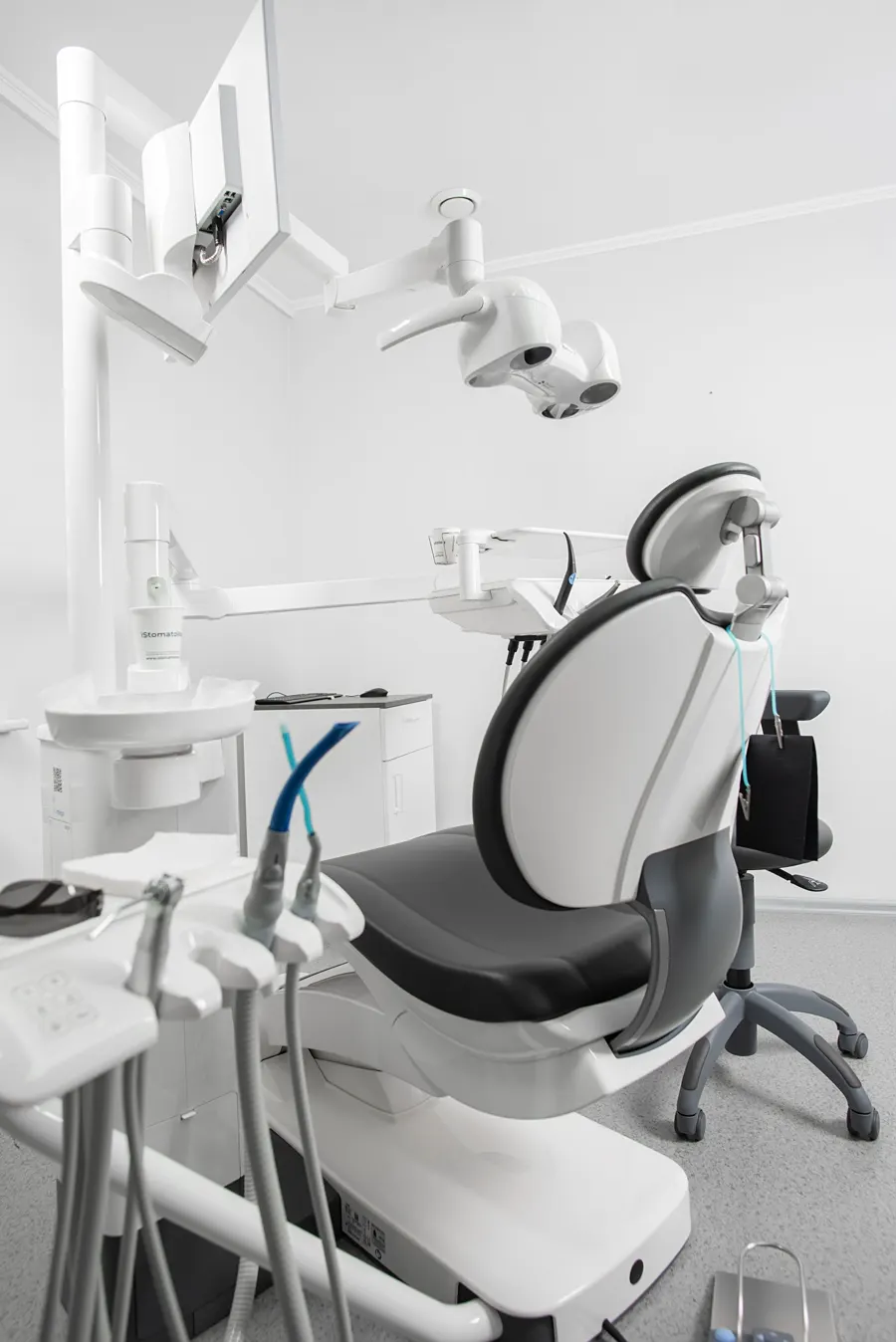 Sillón dental blanco junto a una ventana