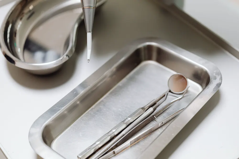 Bandeja de acero con instrumental dental