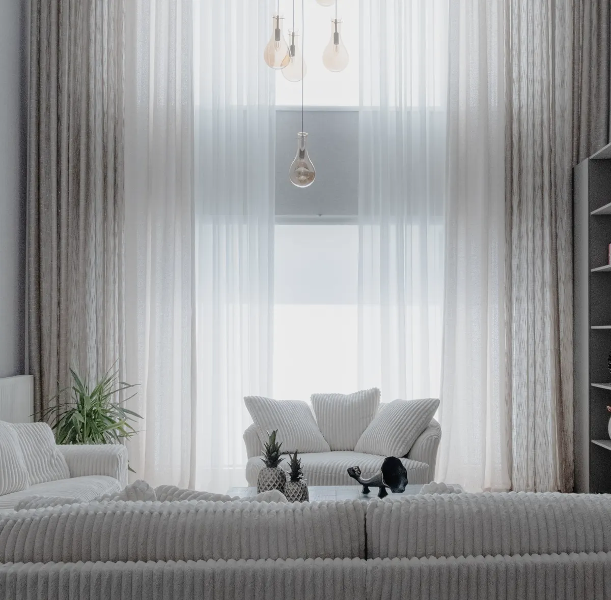 Sala luminosa con cortinas blancas y sillones claros