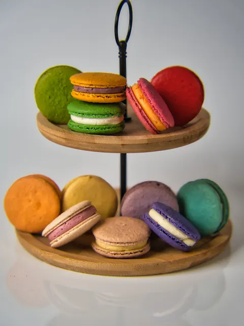 Macarons de colores en una base de dos pisos