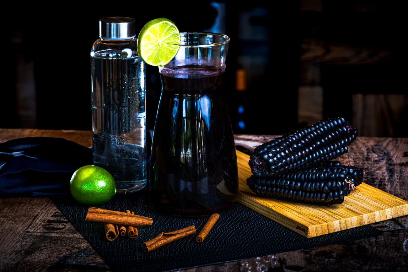 Jarra de chicha morada con canela y limón