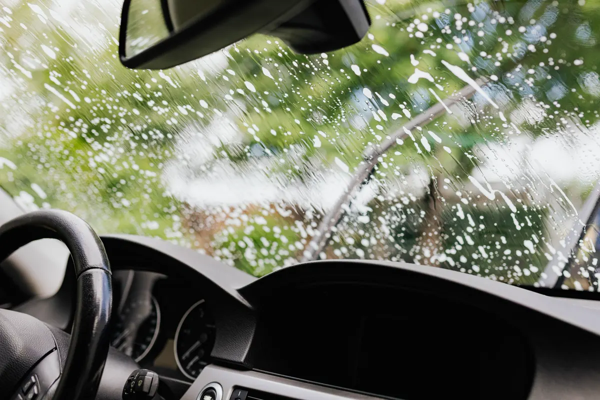Parabrisas con espuma visto desde el interior del auto